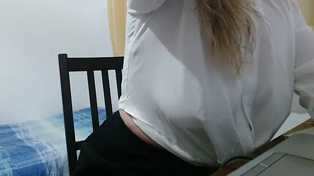 Snapshot of SerenaMilf chatting on 03.25.26 SerenaMilf online show from 03.25.26