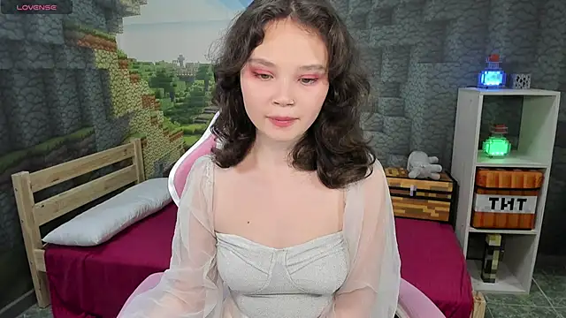 Snapshot of EmilyChaves chatting on 09.18.25 EmilyChaves online show from 09.18.25