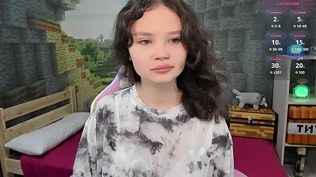 Snapshot of EmilyChaves chatting on 10.14.25 EmilyChaves online show from 10.14.25