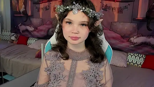 Snapshot of EmilyChaves chatting on 10.30.25 EmilyChaves online show from 10.30.25