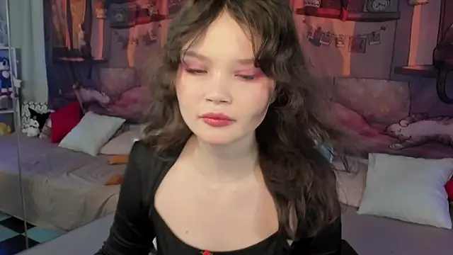 Snapshot of EmilyChaves chatting on 11.13.25 EmilyChaves online show from 11.13.25