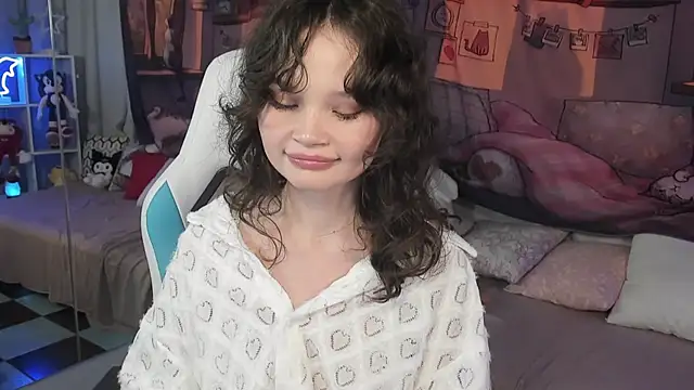 Snapshot of EmilyChaves chatting on 11.22.25 EmilyChaves online show from 11.22.25