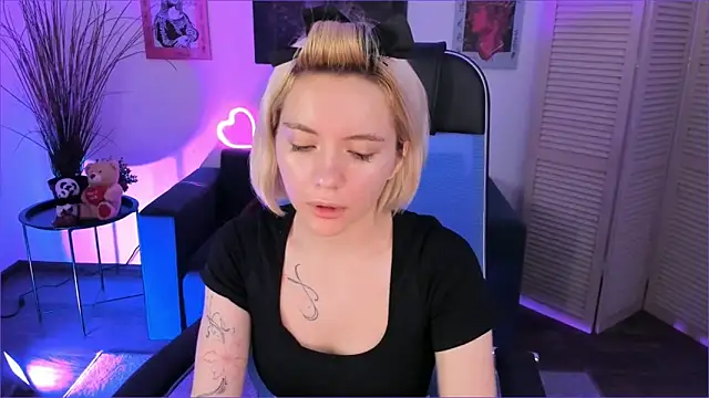 Snapshot of AuroraWrenfield chatting on 12.03.25 AuroraWrenfield online show from 12.03.25