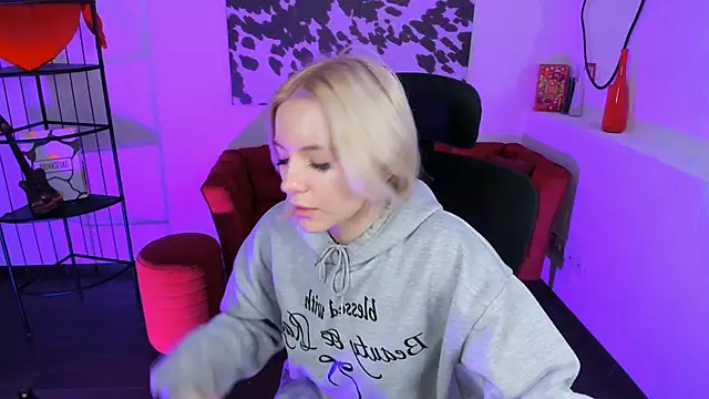 Snapshot of AuroraWrenfield chatting on 12.18.25 AuroraWrenfield online show from 12.18.25