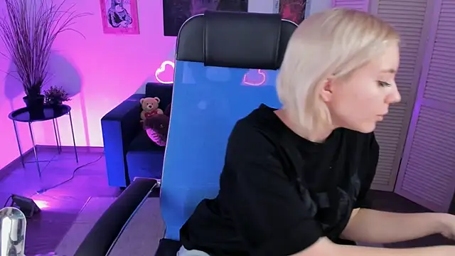 Snapshot of AuroraWrenfield chatting on 12.18.25 AuroraWrenfield online show from 12.18.25