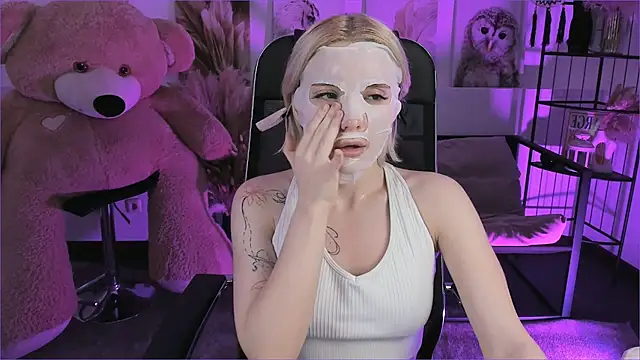 Snapshot of AuroraWrenfield chatting on 12.23.25 AuroraWrenfield online show from 12.23.25