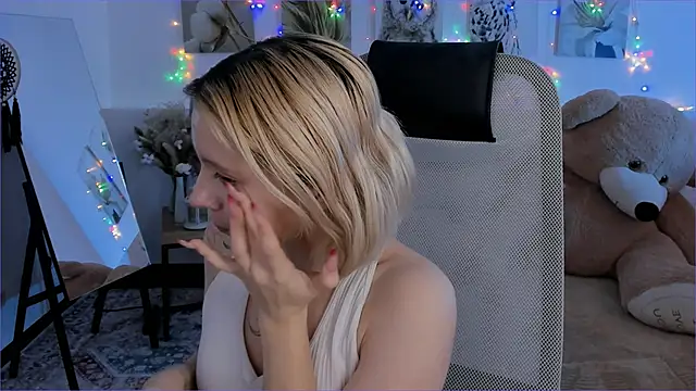 AuroraWrenfield online show from 02.06.26