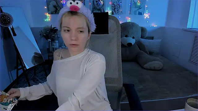 AuroraWrenfield online show from 02.11.26