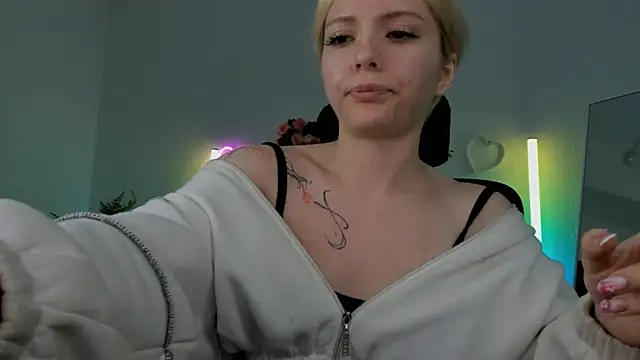 Snapshot of AuroraWrenfield chatting on 05.18.26 AuroraWrenfield online show from 05.18.26