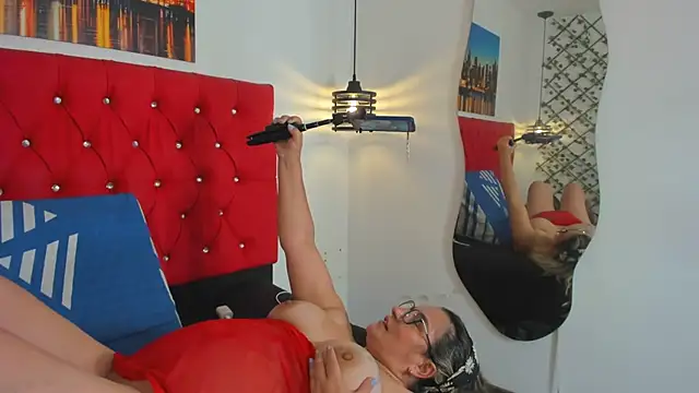 Snapshot of carolinacrus01 chatting on 09.10.25 carolinacrus01 online show from 09.10.25