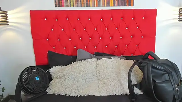 Snapshot of carolinacrus01 chatting on 09.10.25 carolinacrus01 online show from 09.10.25