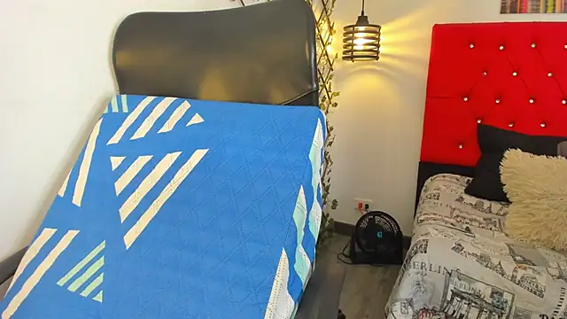 Snapshot of carolinacrus01 chatting on 09.17.25 carolinacrus01 online show from 09.17.25