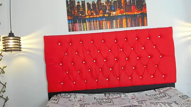 Snapshot of carolinacrus01 chatting on 09.21.25 carolinacrus01 online show from 09.21.25