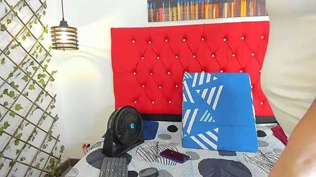 Snapshot of carolinacrus01 chatting on 09.25.25 carolinacrus01 online show from 09.25.25