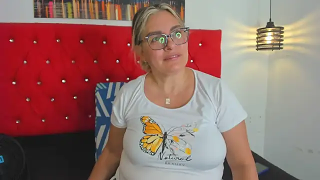 Snapshot of carolinacrus01 chatting on 10.06.25 carolinacrus01 online show from 10.06.25