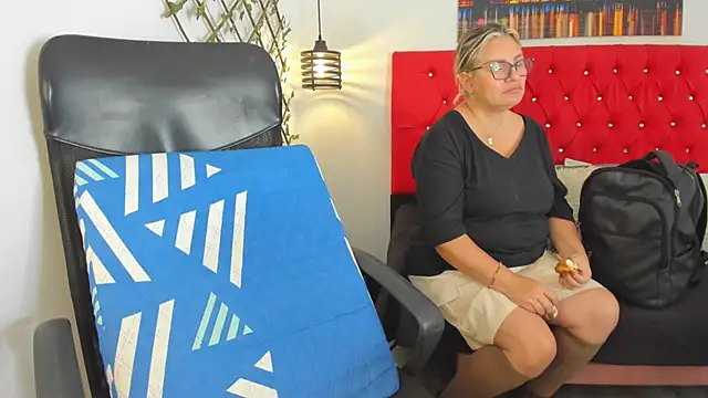 Snapshot of carolinacrus01 chatting on 10.08.25 carolinacrus01 online show from 10.08.25