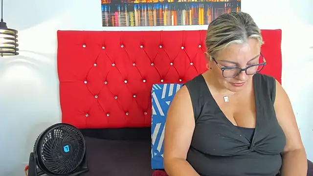 Snapshot of carolinacrus01 chatting on 10.15.25 carolinacrus01 online show from 10.15.25