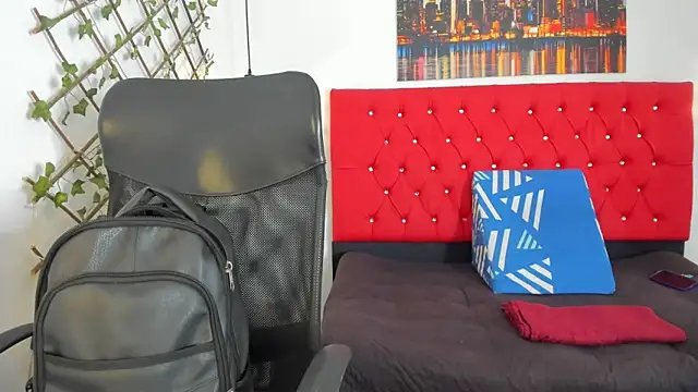 Snapshot of carolinacrus01 chatting on 10.16.25 carolinacrus01 online show from 10.16.25