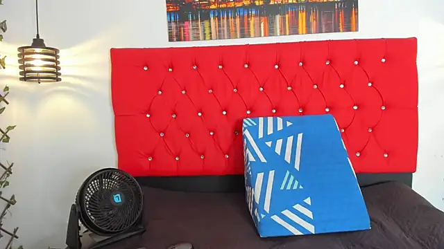 Snapshot of carolinacrus01 chatting on 10.18.25 carolinacrus01 online show from 10.18.25