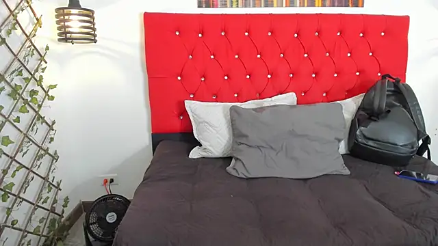 Snapshot of carolinacrus01 chatting on 10.23.25 carolinacrus01 online show from 10.23.25