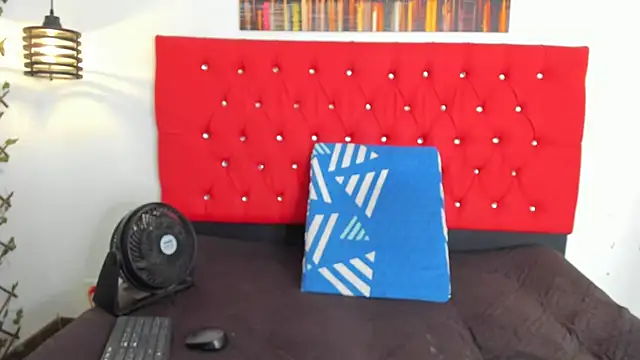 Snapshot of carolinacrus01 chatting on 10.27.25 carolinacrus01 online show from 10.27.25