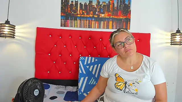 Snapshot of carolinacrus01 chatting on 10.29.25 carolinacrus01 online show from 10.29.25