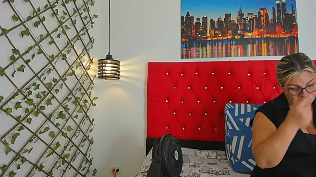 Snapshot of carolinacrus01 chatting on 10.31.25 carolinacrus01 online show from 10.31.25