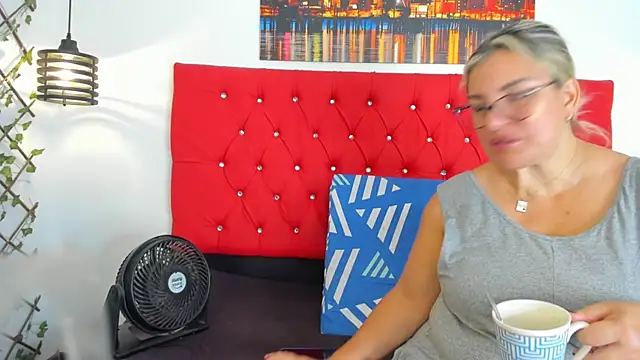 Snapshot of carolinacrus01 chatting on 11.10.25 carolinacrus01 online show from 11.10.25