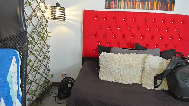 Snapshot of carolinacrus01 chatting on 11.12.25 carolinacrus01 online show from 11.12.25