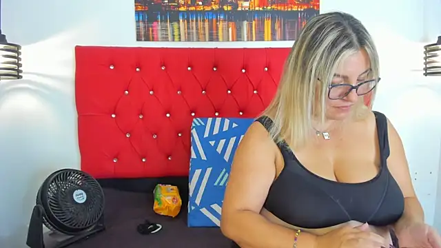 Snapshot of carolinacrus01 chatting on 11.13.25 carolinacrus01 online show from 11.13.25