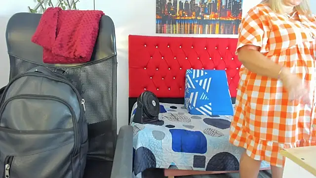 Snapshot of carolinacrus01 chatting on 11.21.25 carolinacrus01 online show from 11.21.25