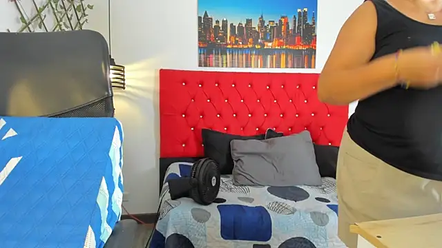 Snapshot of carolinacrus01 chatting on 11.22.25 carolinacrus01 online show from 11.22.25