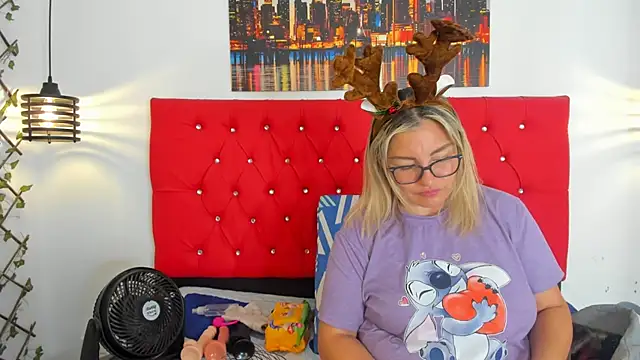 Snapshot of carolinacrus01 chatting on 11.24.25 carolinacrus01 online show from 11.24.25