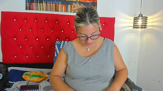 Snapshot of carolinacrus01 chatting on 11.25.25 carolinacrus01 online show from 11.25.25