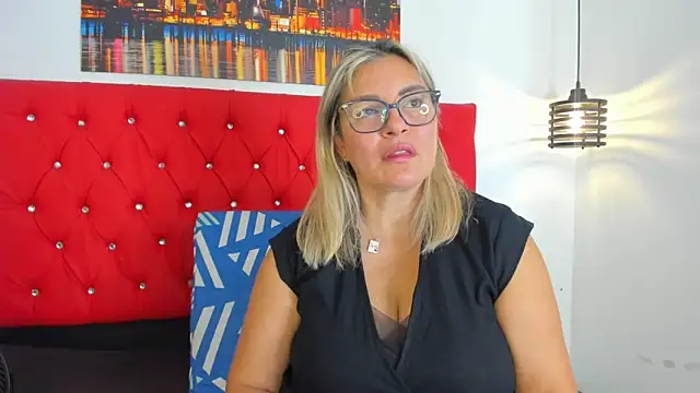 Snapshot of carolinacrus01 chatting on 11.30.25 carolinacrus01 online show from 11.30.25