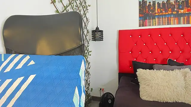 Snapshot of carolinacrus01 chatting on 12.01.25 carolinacrus01 online show from 12.01.25