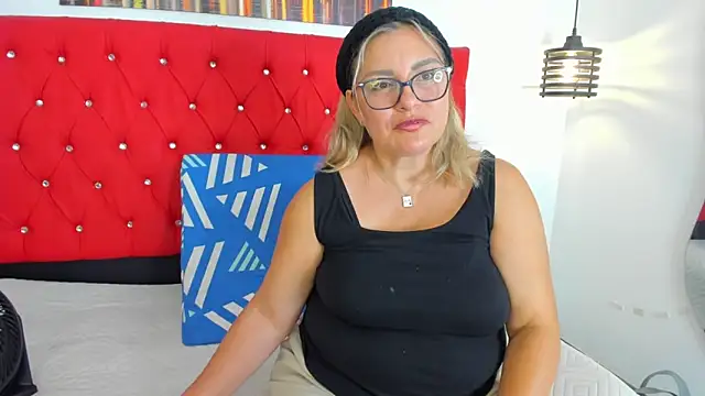 Snapshot of carolinacrus01 chatting on 12.16.25 carolinacrus01 online show from 12.16.25