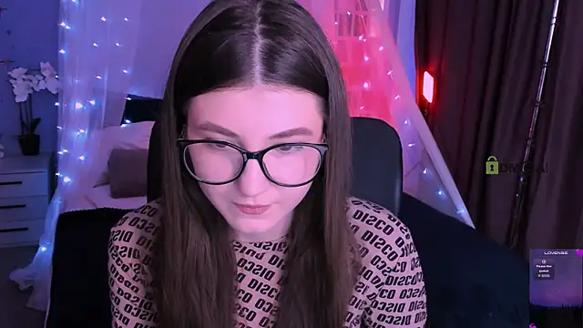 Snapshot of lissa_night chatting on 12.19.25 lissa night online show from 12.19.25