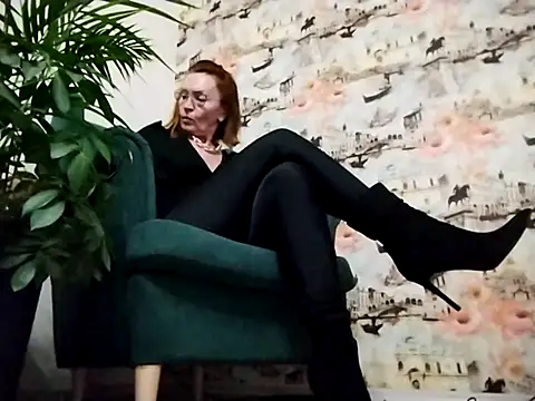 Snapshot of VelvetKarolina chatting on 10.13.25 VelvetKarolina online show from 10.13.25