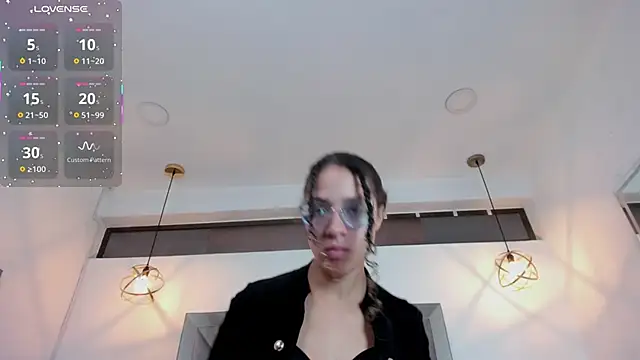 Hanna Cornee  online show from 12.20.25