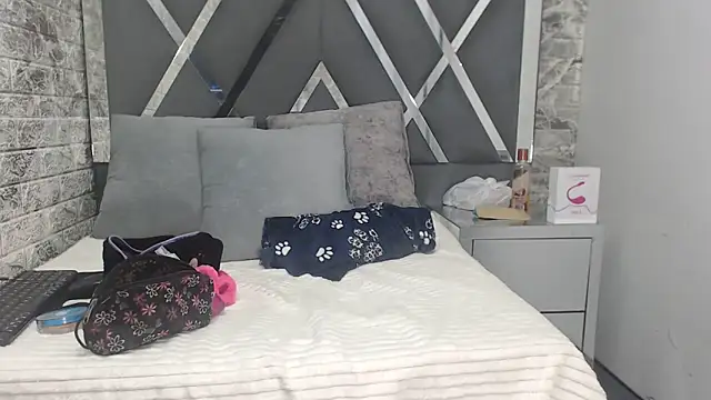 Snapshot of YanetRose chatting on 11.14.25 YanetRose online show from 11.14.25