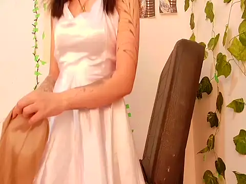 lucywhite13 online show from 09.11.25