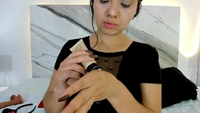 Snapshot of thamiina_ chatting on 10.22.25 thamiina online show from 10.22.25