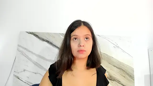 Snapshot of thamiina_ chatting on 10.29.25 thamiina online show from 10.29.25