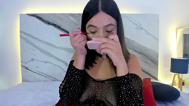 Snapshot of thamiina_ chatting on 11.26.25 thamiina online show from 11.26.25