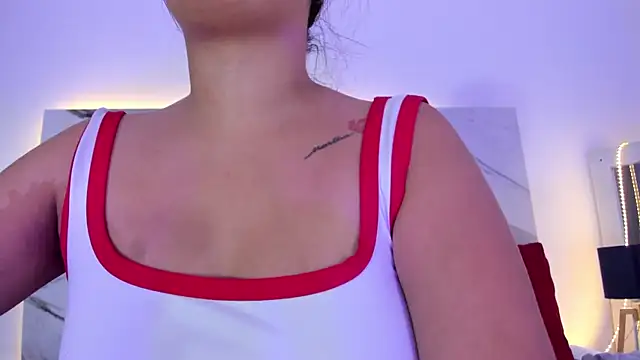 Snapshot of thamiina_ chatting on 01.08.26 thamiina online show from 01.08.26