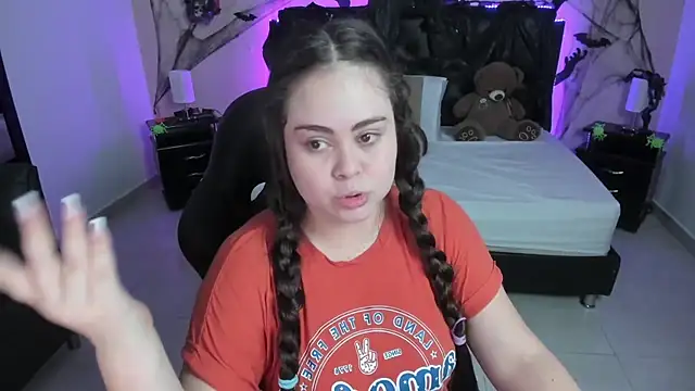 LolaVillalobos online show from 10.18.25