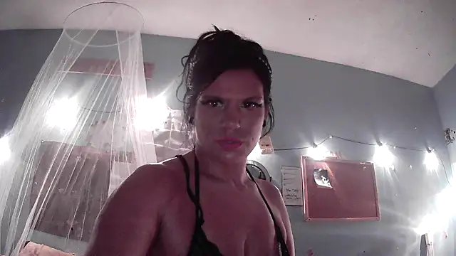 Snapshot of ovmilf chatting on 10.20.25 ovmilf online show from 10.20.25