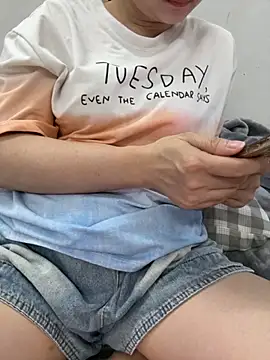 Snapshot of PhuongNhi21 chatting on 10.16.25 PhuongNhi21 online show from 10.16.25