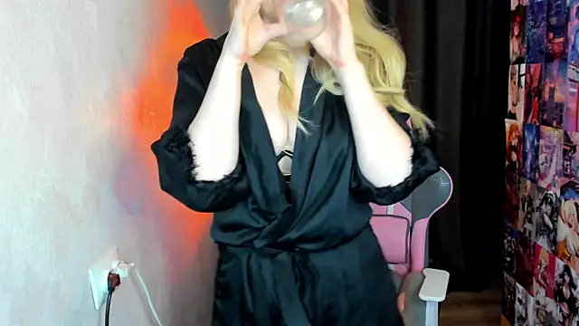 Snapshot of NicoleRiccii chatting on 12.13.25 NicoleRiccii online show from 12.13.25